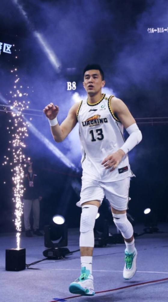 第11分钟，大禁区线上镰田大地凌空射门被挡出底线。